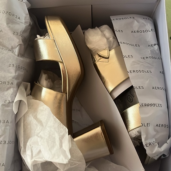 NWT and box aerosoles gold wedge sandals - Picture 3 of 3